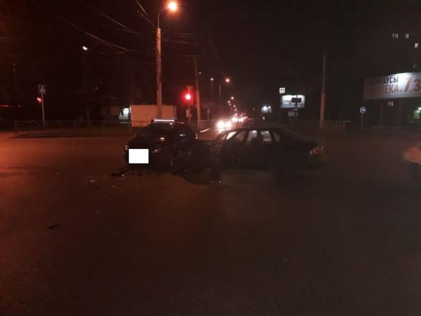 В аварии с двумя легковушками в Ставрополе пострадала 27-летняя женщина